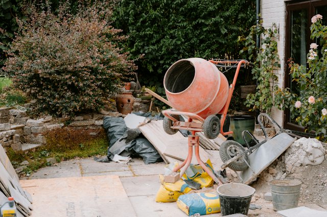 Betonmolen en zakken mortel